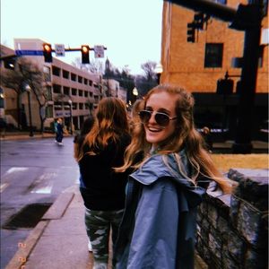 Meet your Posher, Claudia